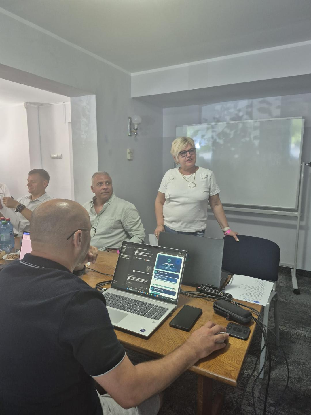 Discriminarea începe rareori cu un conflict. De cele mai multe ori începe cu tăcerea. — 16